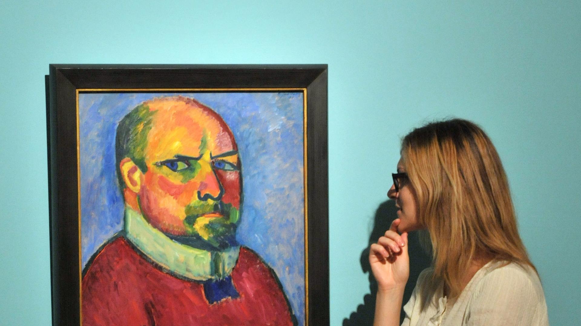 Eine Besucherin betrachtet in der Ausstellung "Ich arbeite für mich, nur für mich und meinen Gott" von 2012 in der Kunstsammlung in Jena ein Bild des Malers Alexej von Jawlensky. Eine Besucherin betrachtet in der Ausstellung "Ich arbeite für mich, nur für mich und meinen Gott" von 2012 in der Kunstsammlung in Jena ein Bild des Malers Alexej von Jawlensky.