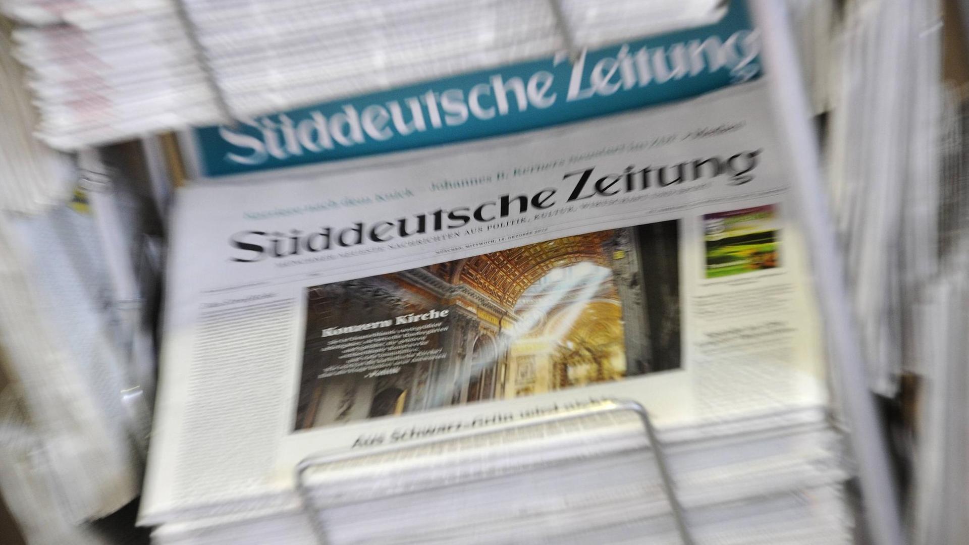 Eine Ausgabe der Süddeutschen Zeitung liegt in einem Zeitungsständer aus Eine Ausgabe der Süddeutschen Zeitung liegt in einem Zeitungsständer aus