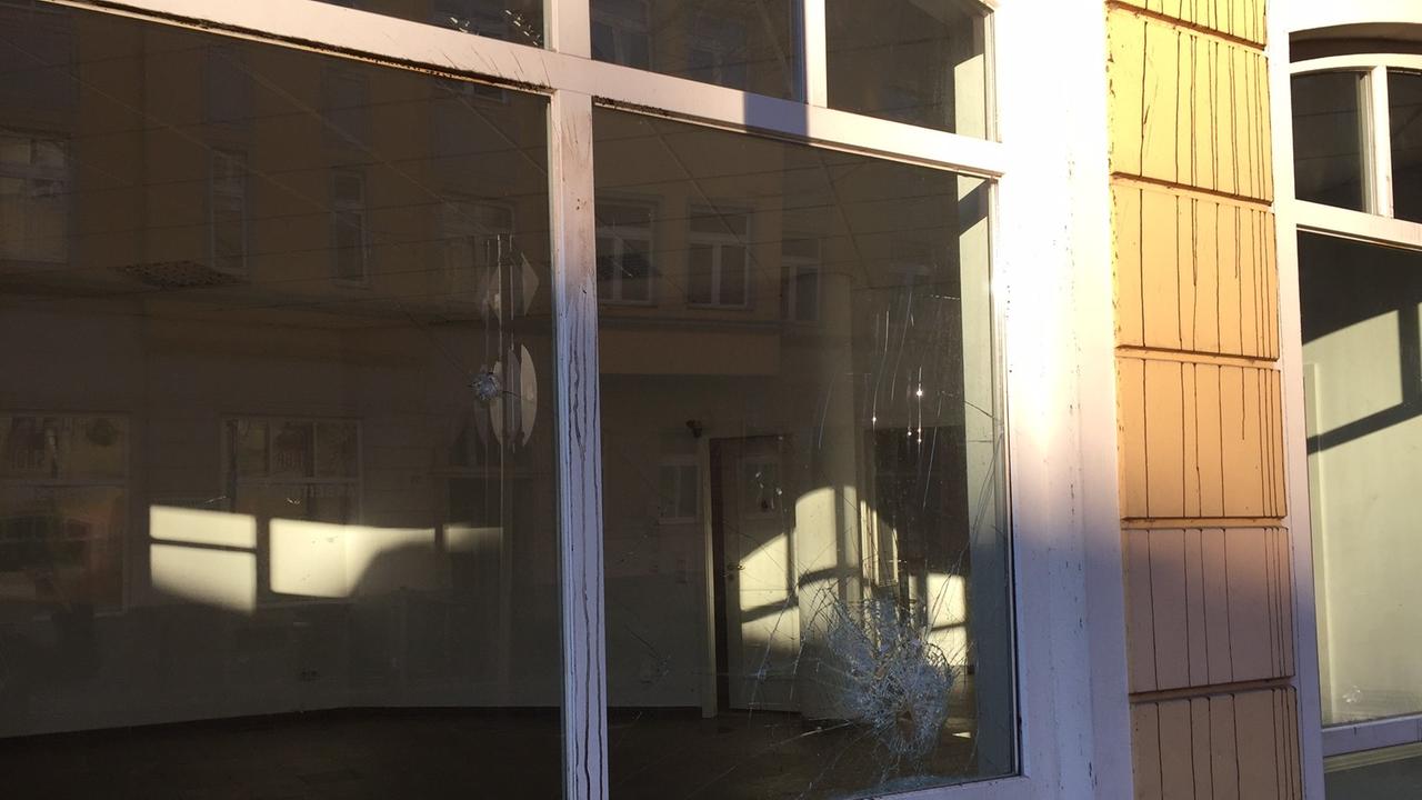 In einem Ladengeschäft im Chemnitzer Stadtteil "Sonnenberg" klafft ein Loch in der Schaufensterscheibe. In einem Ladengeschäft im Chemnitzer Stadtteil "Sonnenberg" klafft ein Loch in der Schaufensterscheibe.