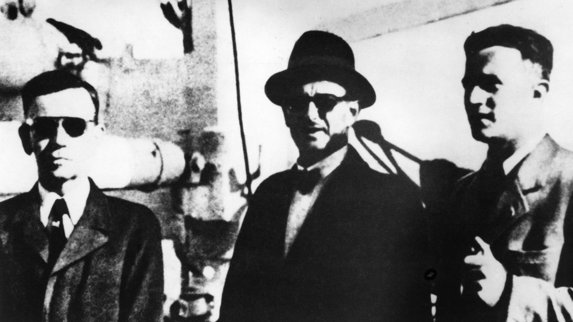 Eichmann auf einem Schiff Richtung Argentinien. Eichmann auf einem Schiff Richtung Argentinien.