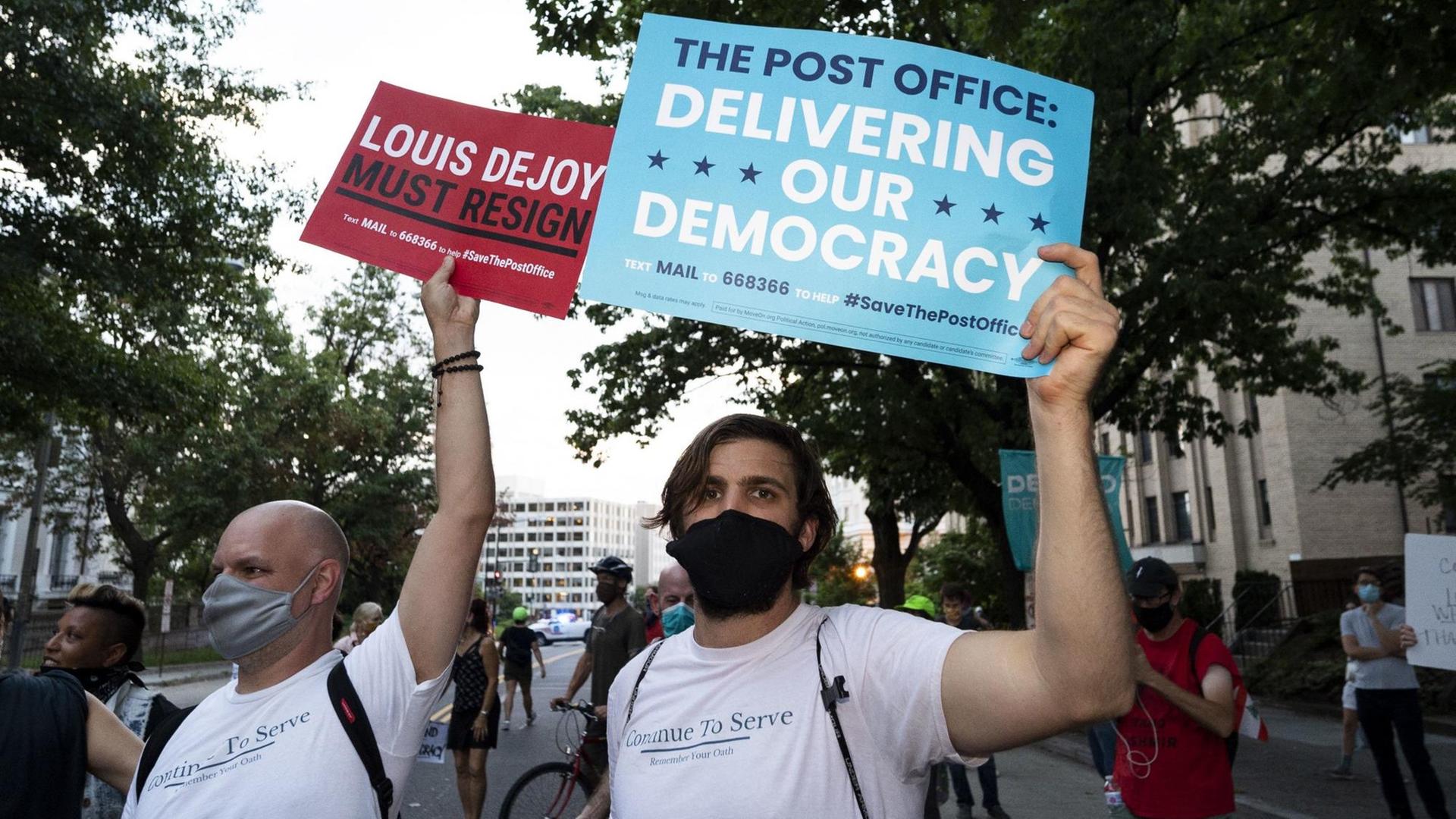 Demonstranten in Washington D.C. gegen einen weiteren Abbau bei der US-Post Demonstranten in Washington D.C. gegen einen weiteren Abbau bei der US-Post