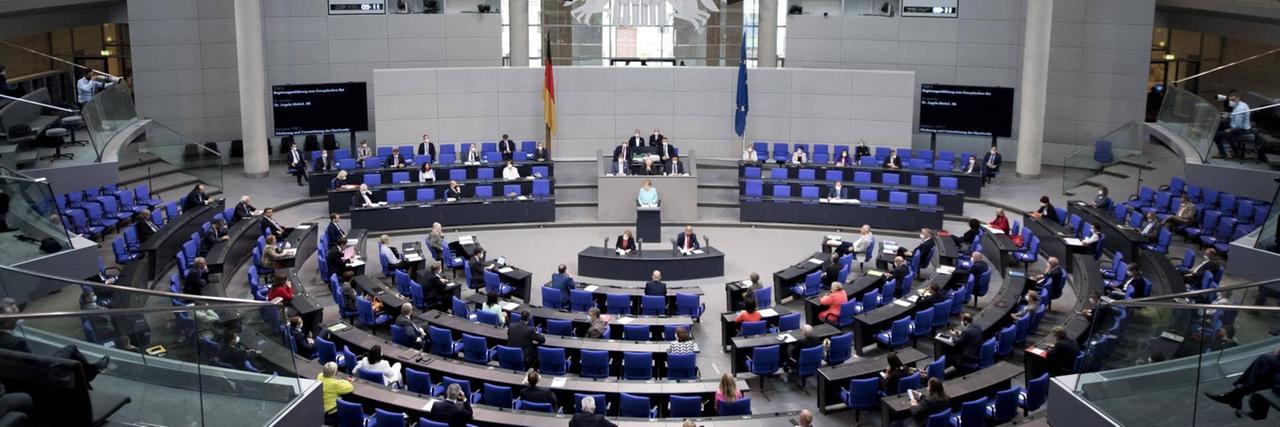 Abgeordnete im Deutschen Bundestag bei einer Debatte. Abgeordnete im Deutschen Bundestag bei einer Debatte.