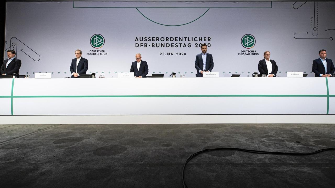 98. (Außerordentlicher) Bundestag des DFB - Das Präsidium des Deutschen Fußball-Bundes steht auf einer Bühne. v.l.: Christian Seifert (DFB-Vizepräsident), Peter Peters (1. DFB-Vizepräsident), Fritz Keller (DFB-Präsident), Dr. Friedrich Curtius (DFB-Generalsekretär), Dr. Rainer Koch (1. DFB-Vizepräsident), Dr. Stephan Osnabruegge (DFB-Schatzmeister) 98. (Außerordentlicher) Bundestag des DFB - Das Präsidium des Deutschen Fußball-Bundes steht auf einer Bühne. v.l.: Christian Seifert (DFB-Vizepräsident), Peter Peters (1. DFB-Vizepräsident), Fritz Keller (DFB-Präsident), Dr. Friedrich Curtius (DFB-Generalsekretär), Dr. Rainer Koch (1. DFB-Vizepräsident), Dr. Stephan Osnabruegge (DFB-Schatzmeister)