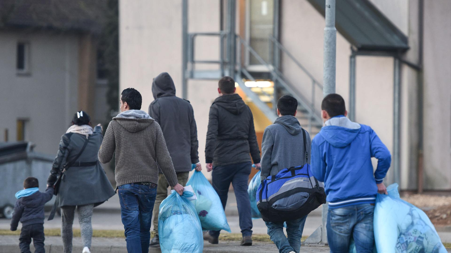 Flüchtlinge vom Balkan - Bund sagt schnellere Asylverfahren zu ...