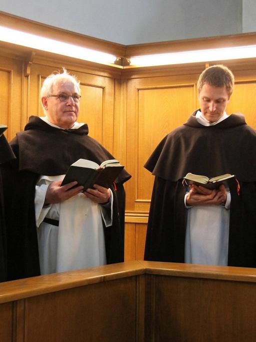 Mönche vom Dominikanerorden St. Kajetan München beten in der Theatinerkirche