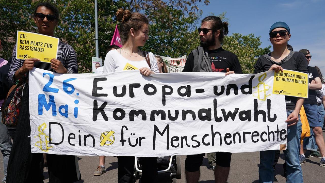 19.05.2019, Sachsen, Leipzig: Teilnehmer halten ein Transparent mit der Aufschrift "Europa- und Kommunalwahl - Dein Kreuz für Menschenrechte" bei der Demonstration für Europa. 19.05.2019, Sachsen, Leipzig: Teilnehmer halten ein Transparent mit der Aufschrift "Europa- und Kommunalwahl - Dein Kreuz für Menschenrechte" bei der Demonstration für Europa.