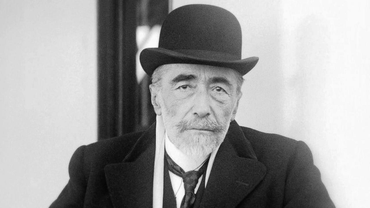 Joseph Conrad mit Zylinder bei seiner Ankunft in New York 1920. Joseph Conrad mit Zylinder bei seiner Ankunft in New York 1920.