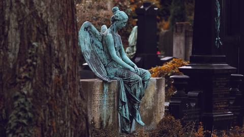 Ein Grabmal mit einem Engel aus weißem Stein
