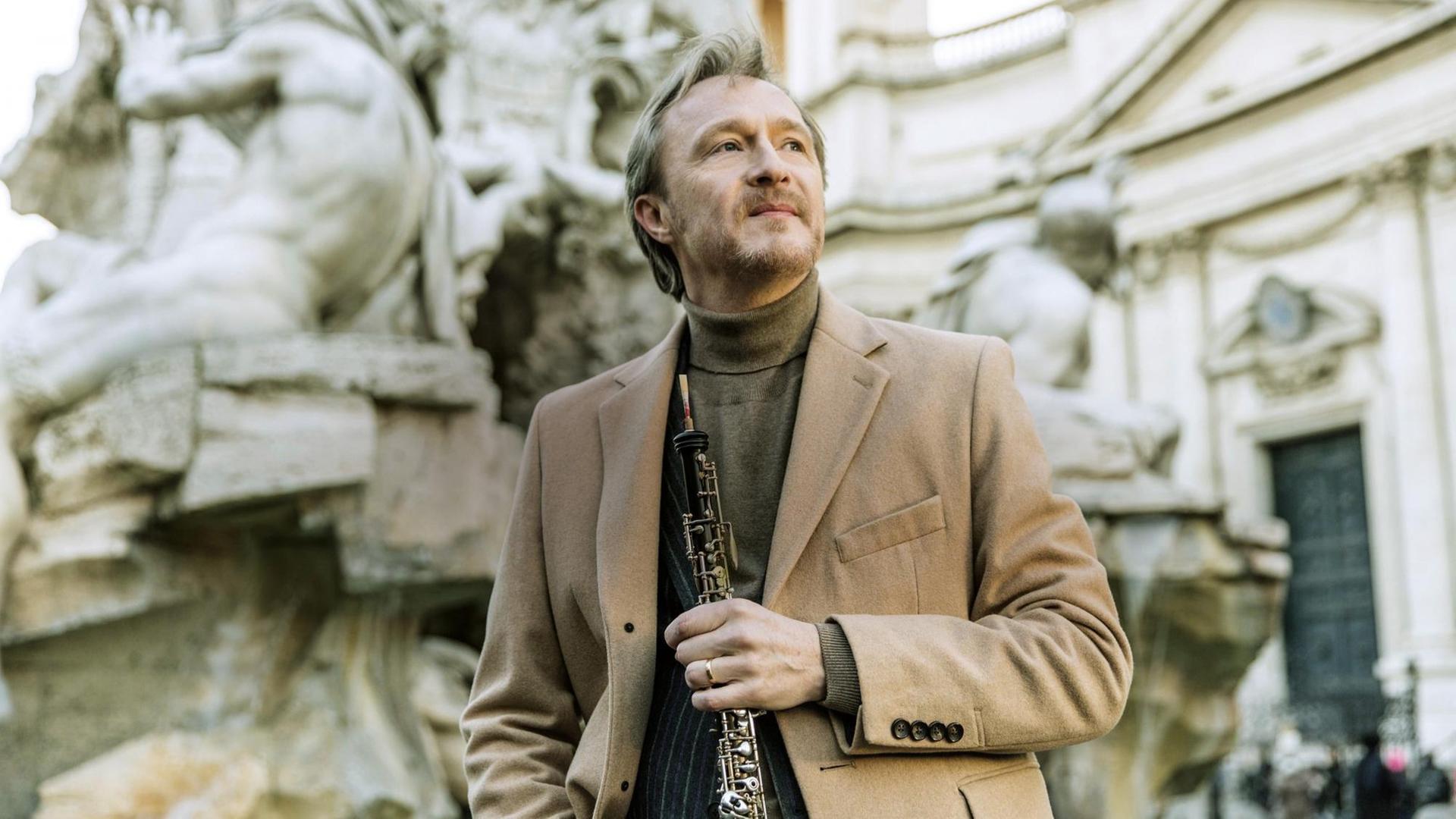 Porträt von Albrecht Mayer mit seiner Oboe in der Hand. Porträt von Albrecht Mayer mit seiner Oboe in der Hand.
