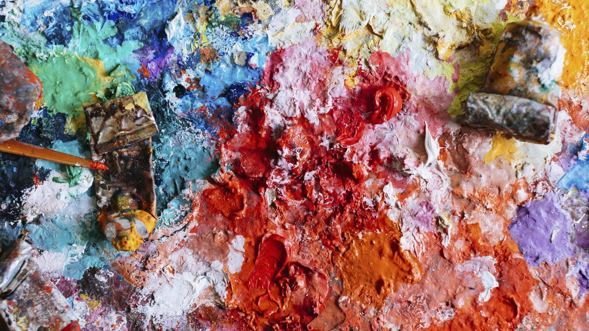 Eine Farbpalette mit unterschiedlichen Ölfarben und -tuben Eine Farbpalette mit unterschiedlichen Ölfarben und -tuben