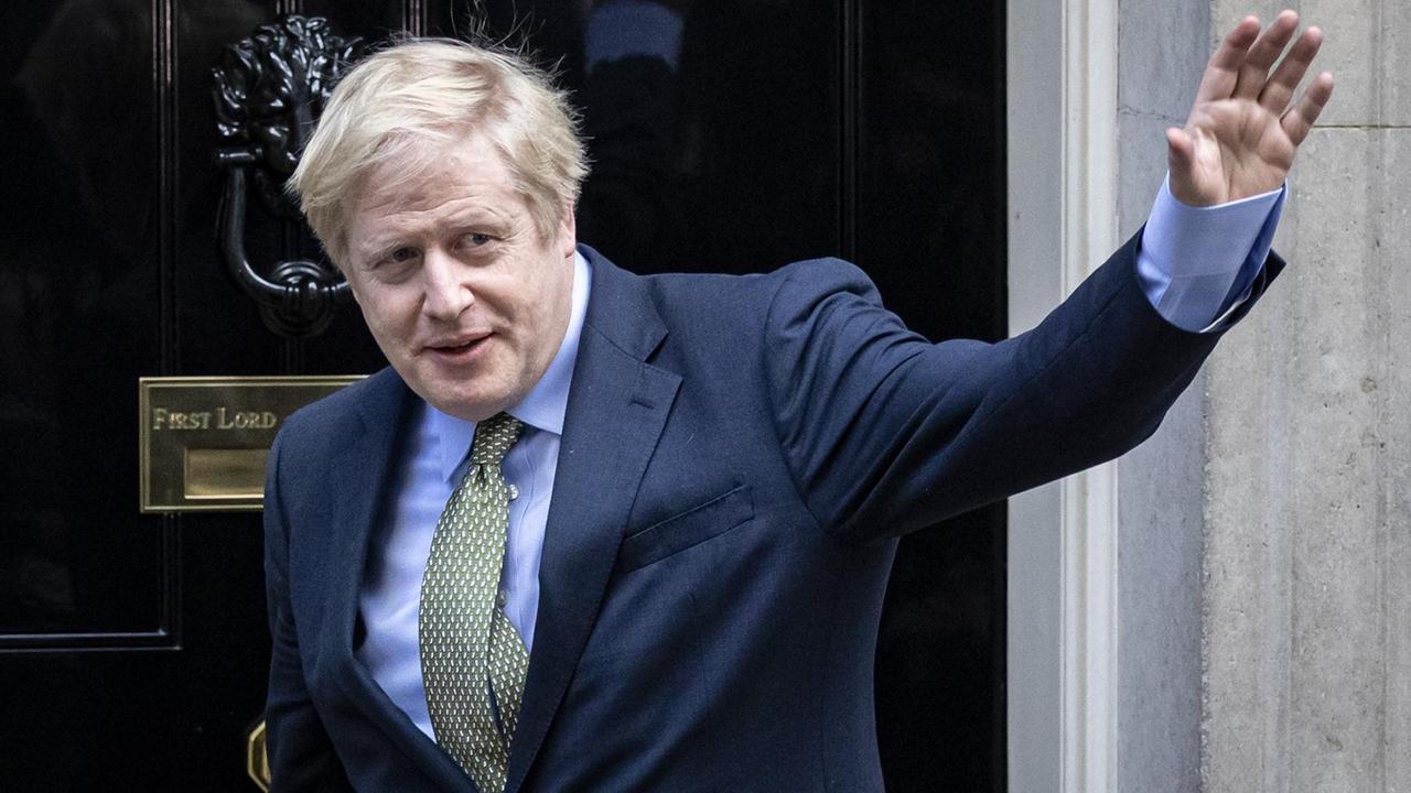 Der britische Premierminister Boris Johnson winkt vor seinem Amtssitz.