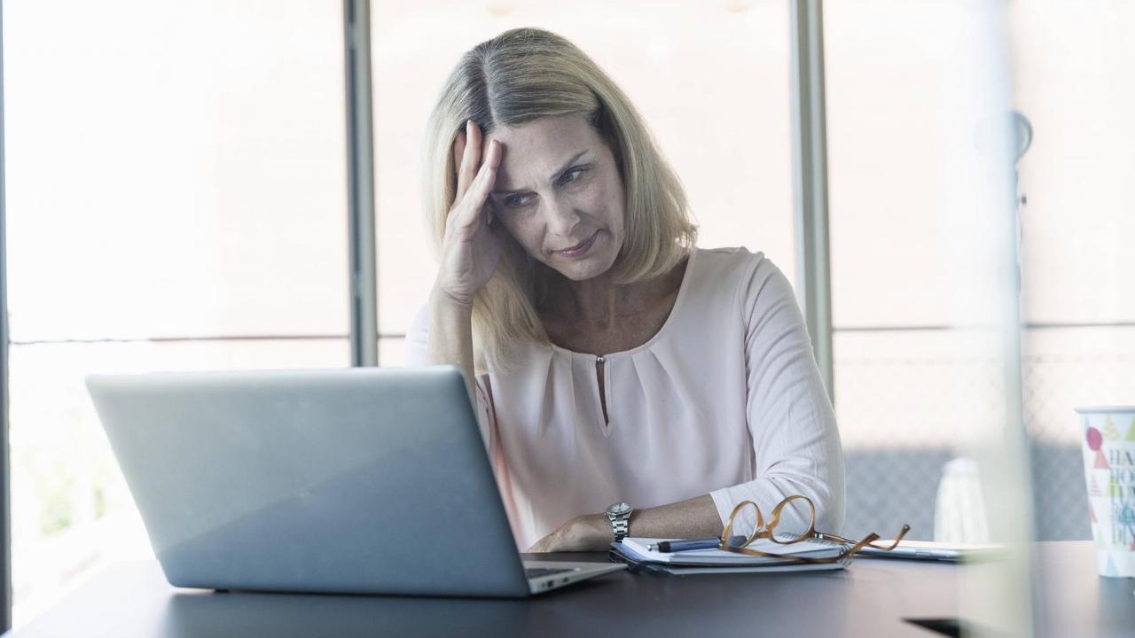 Eine Frau sitzt vor ihrem Laptop. Eine Frau sitzt vor ihrem Laptop.