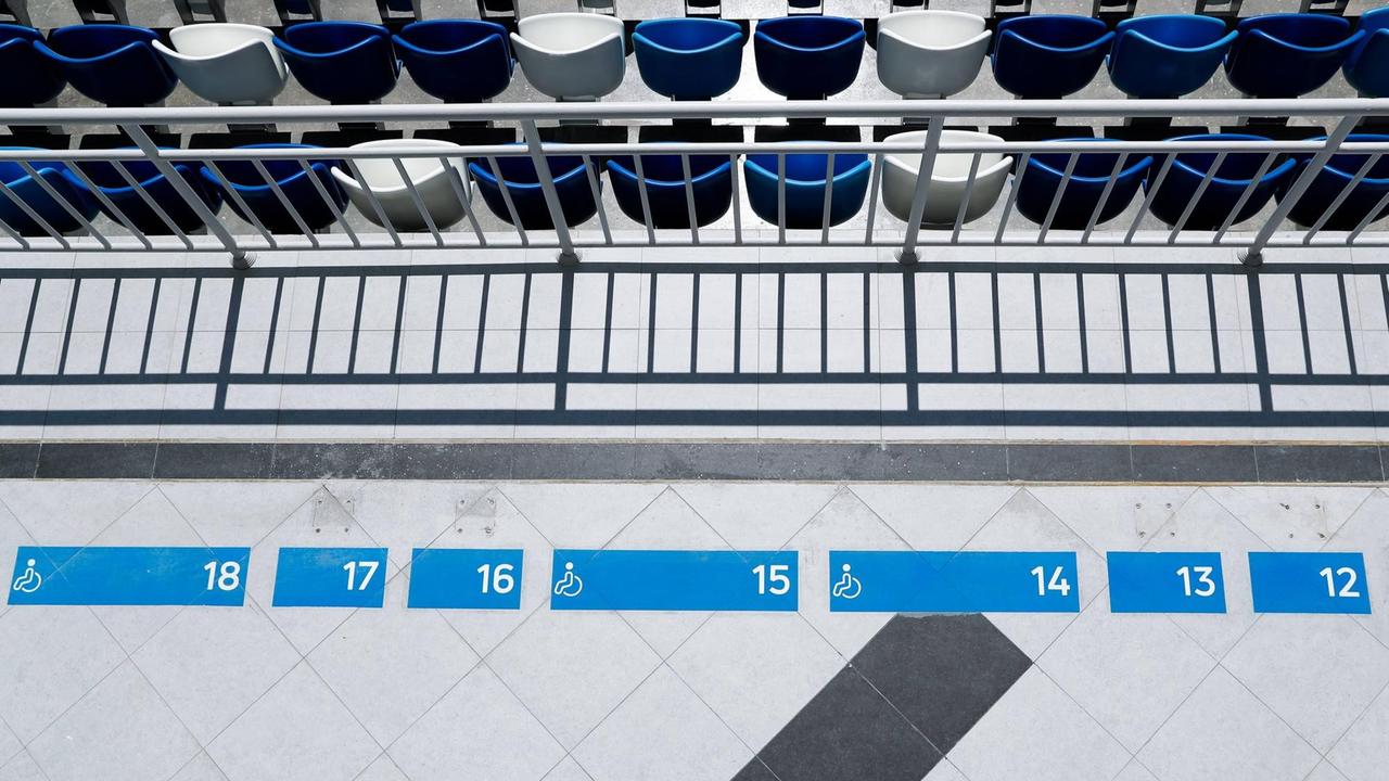 In dem Stadion von Kaliningrad in der gleichnamigen russischen Provinz an der Ostsee sind Rollstuhlplätze zu sehen, die auf dem Boden markiert sind. Vor ihnen sind Sitzplätze. In dem Stadion von Kaliningrad in der gleichnamigen russischen Provinz an der Ostsee sind Rollstuhlplätze zu sehen, die auf dem Boden markiert sind. Vor ihnen sind Sitzplätze.