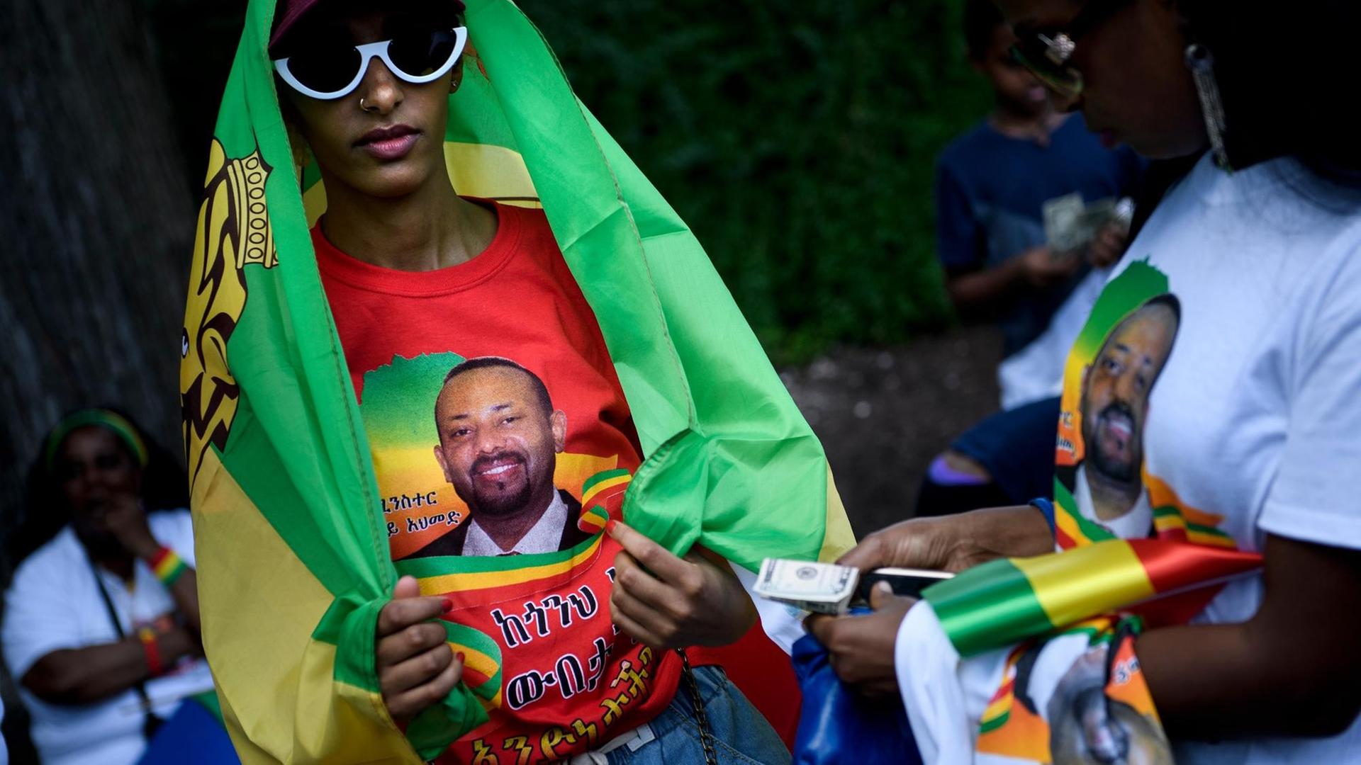 Fans tragen am 26. Juni 2018 in Washington D.C. T-Shirts mit Porträts des im April vereidigten äthiopischen Premierministers Abiy Ahmed. Zu dieser Zeit laufen in Addis Abeba die Friedensgespräche zwischen Äthiopien und Eritrea. Fans tragen am 26. Juni 2018 in Washington D.C. T-Shirts mit Porträts des im April vereidigten äthiopischen Premierministers Abiy Ahmed. Zu dieser Zeit laufen in Addis Abeba die Friedensgespräche zwischen Äthiopien und Eritrea.