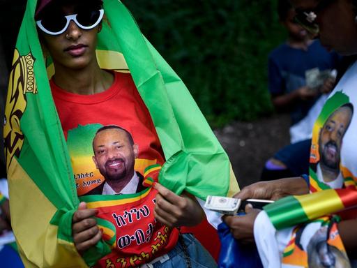 Fans tragen am 26. Juni 2018 in Washington D.C. T-Shirts mit Porträts des im April vereidigten äthiopischen Premierministers Abiy Ahmed. Zu dieser Zeit laufen in Addis Abeba die Friedensgespräche zwischen Äthiopien und Eritrea.