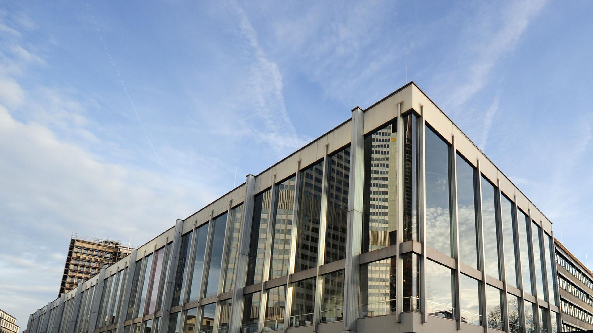 Ein Blick auf das Gebäude, dass sich Schauspiel und Oper in Frankfurt am Main teilen. Ein Blick auf das Gebäude, dass sich Schauspiel und Oper in Frankfurt am Main teilen.