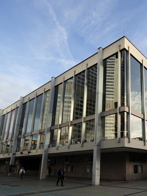 Ein Blick auf das Gebäude, dass sich Schauspiel und Oper in Frankfurt am Main teilen.