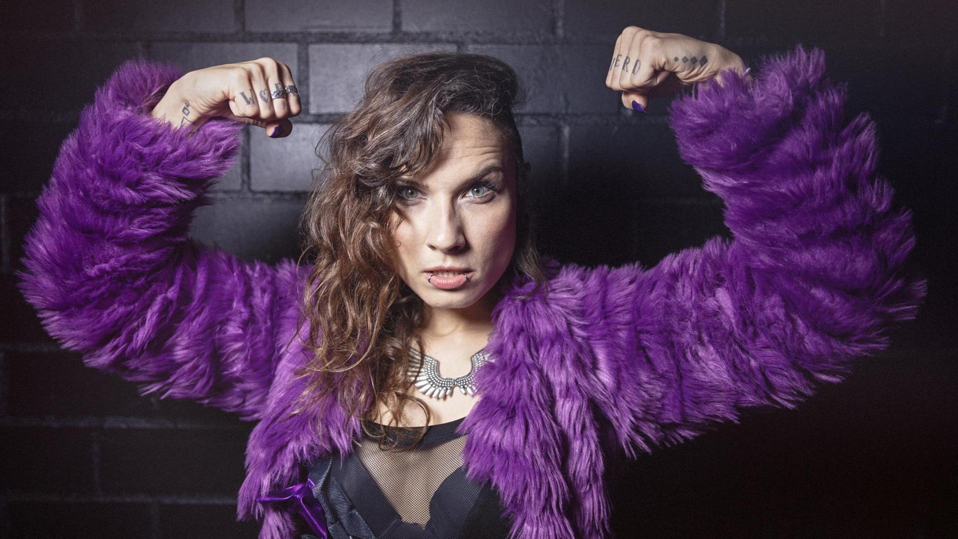 Sookee in Siegerpose. Die deutsche Rapperin ist auch unter ihrem zweiten Pseudonym Quing of Berlin bekannt. Sie ergreift für die Queer-Szene Partei und engagiert sich gegen Homophobie und Sexismus im deutschen Hip-Hop sowie gegen Rassismus und Antisemitismus in Deutschland. Sookee in Siegerpose. Die deutsche Rapperin ist auch unter ihrem zweiten Pseudonym Quing of Berlin bekannt. Sie ergreift für die Queer-Szene Partei und engagiert sich gegen Homophobie und Sexismus im deutschen Hip-Hop sowie gegen Rassismus und Antisemitismus in Deutschland.