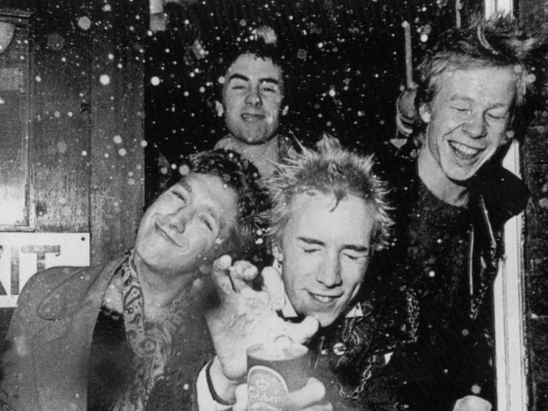Die britische Punk-Rock-Band "Sex Pistols" . Vorne Steve Jones (l) und Bandleader und Sänger Jonny Rotten (M), dahinter Glen Matlock und Paul Cook (r).
