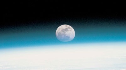 Vollmond über der Erde Vollmond über der Erde