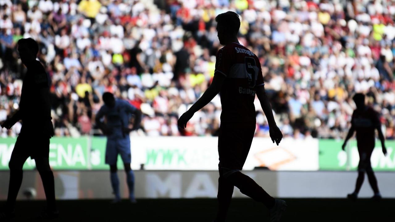 Spieler auf dem Platz, die Spieler sind nicht zu erkennen, da im Schatten Spieler auf dem Platz, die Spieler sind nicht zu erkennen, da im Schatten