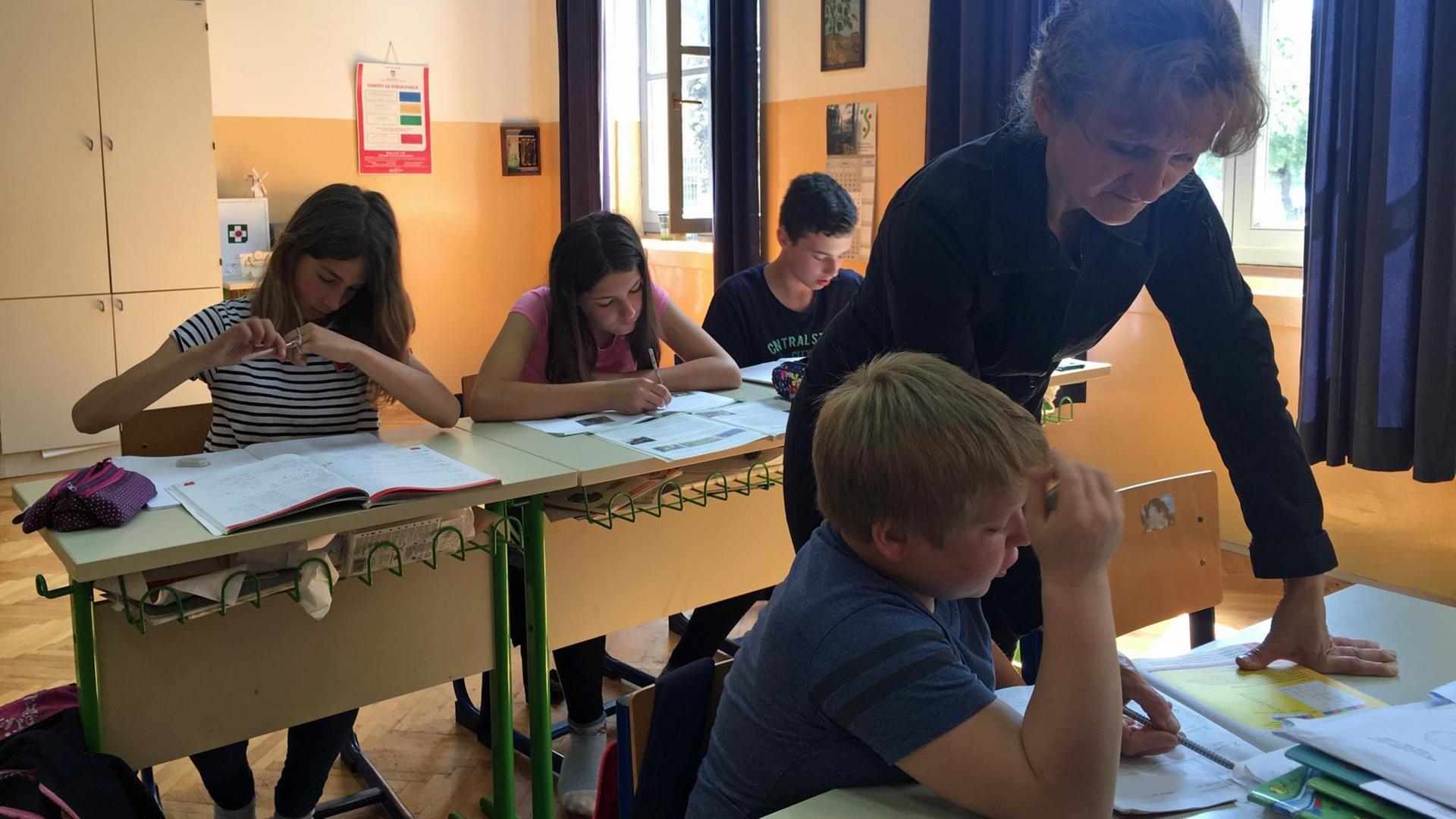Lehrerin Barbara unterricht vier Schülerinnen und Schüler in der Grundschule auf der kleinen kroatischen Insel Susak