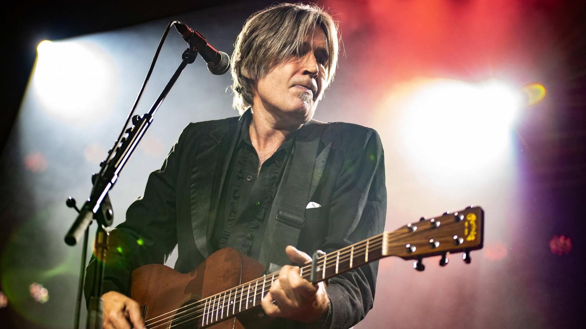 Justin Currie, der Sänger der schottischen Band Del Amitri, singt bei einem Konzert und spielt dazu Gitarre. Justin Currie, der Sänger der schottischen Band Del Amitri, singt bei einem Konzert und spielt dazu Gitarre.