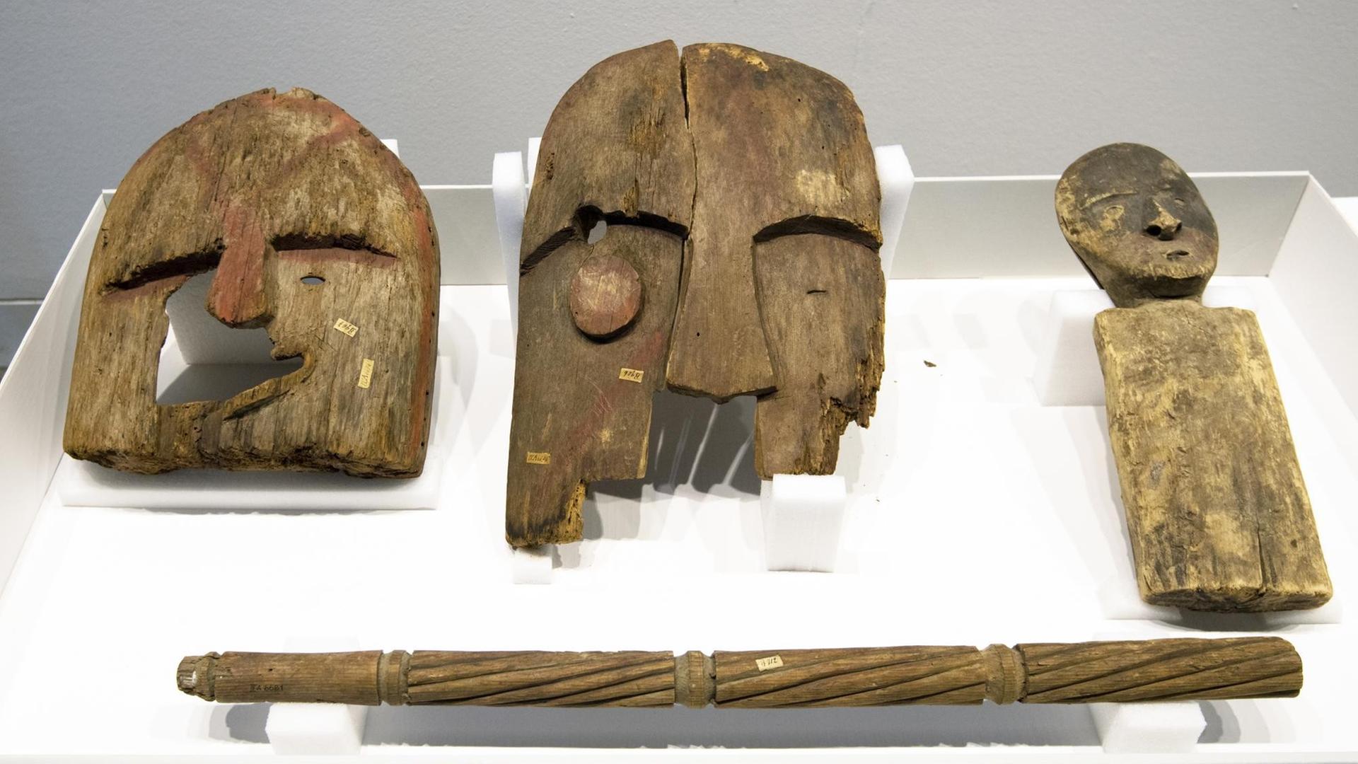 Objekte aus dem Ethnologischen Museum Berlin werden während einer Veranstaltung präsentiert. Die früheren unrechtmäßig entnommenen Grabbeigaben stammen aus Chenega Island an der Südküste Alaskas und werden nach einem Beschluss des Stiftungsrates der Stiftung Preußischer Kulturbesitz an die Chugach Alaska Corporation zurückgegeben. Objekte aus dem Ethnologischen Museum Berlin werden während einer Veranstaltung präsentiert. Die früheren unrechtmäßig entnommenen Grabbeigaben stammen aus Chenega Island an der Südküste Alaskas und werden nach einem Beschluss des Stiftungsrates der Stiftung Preußischer Kulturbesitz an die Chugach Alaska Corporation zurückgegeben.