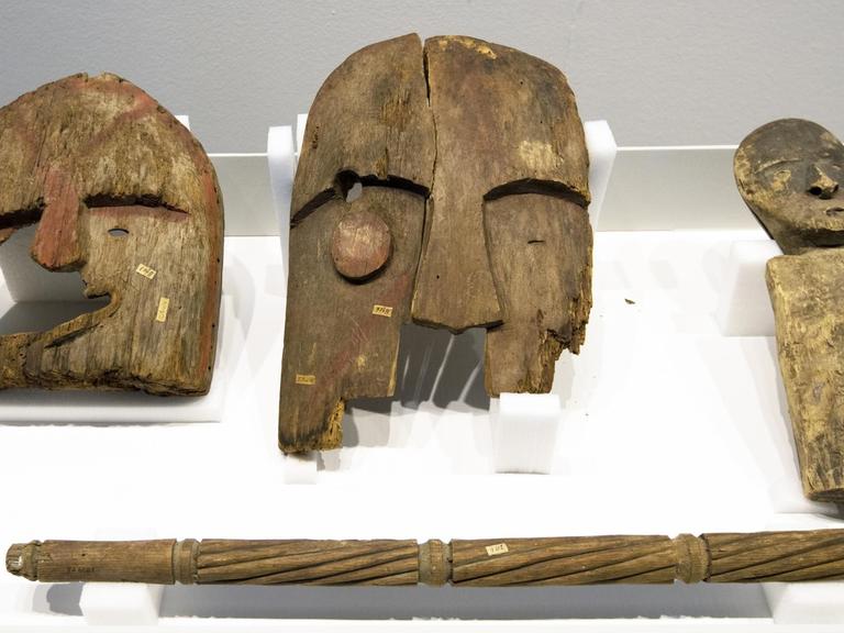 Objekte aus dem Ethnologischen Museum Berlin werden während einer Veranstaltung präsentiert. Die früheren unrechtmäßig entnommenen Grabbeigaben stammen aus Chenega Island an der Südküste Alaskas und werden nach einem Beschluss des Stiftungsrates der Stiftung Preußischer Kulturbesitz an die Chugach Alaska Corporation zurückgegeben.