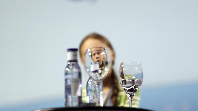 Greta Thunberg hinter einem leeren Wasserglas bei Ihrem Auftritt auf einem Podium während der Klimakonferenz in Madrid.