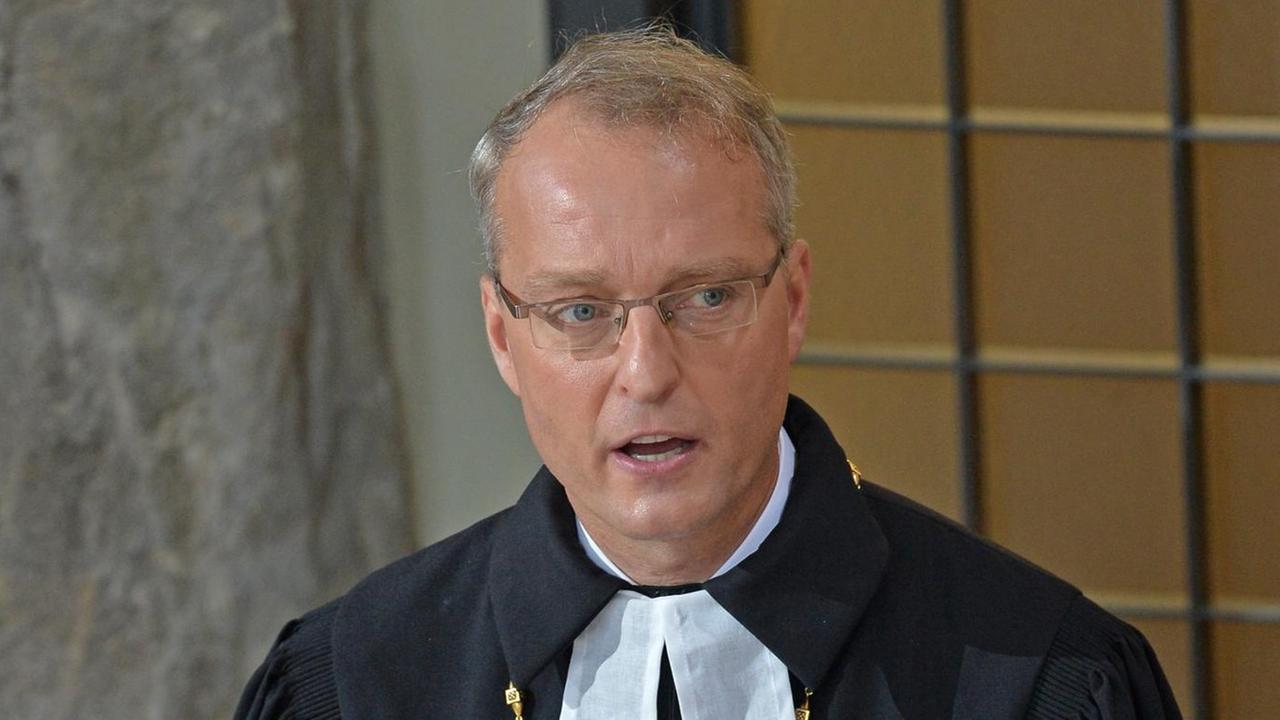 Sachsens neuer Landesbischof Carsten Rentzing blickt am 29.08.2015 in der Kreuzkirche in Dresden (Sachsen) nach dem Einführungsgottesdienst zu den Gästen. Sachsens neuer Landesbischof Carsten Rentzing blickt am 29.08.2015 in der Kreuzkirche in Dresden (Sachsen) nach dem Einführungsgottesdienst zu den Gästen.