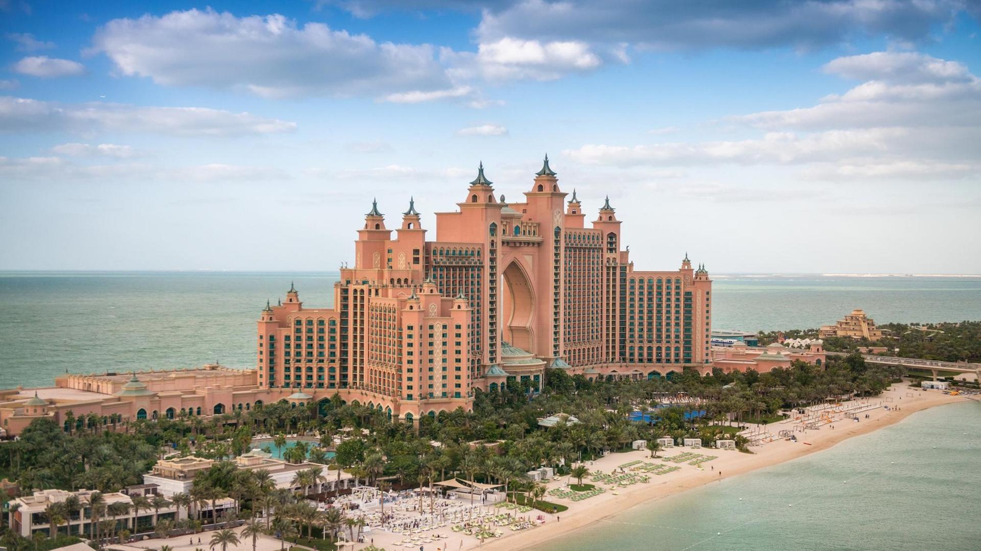 Panoramaansicht des Luxushotels Atlantis the Palm in Dubai Panoramaansicht des Luxushotels Atlantis the Palm in Dubai