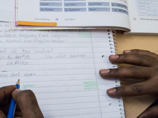 Eine Asylbewerberin nimmt an einem Deutschunterricht für Ausländer teil