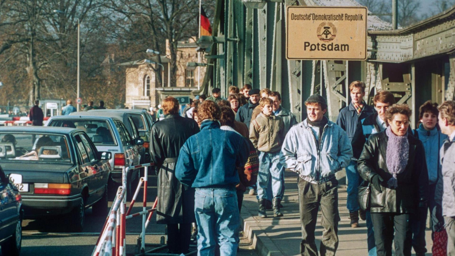Menschen auf der Glienicker Brücke am Grenzübergang Potsdam - West-Berlin, aufgenommen am 19.11.1989. Menschen auf der Glienicker Brücke am Grenzübergang Potsdam - West-Berlin, aufgenommen am 19.11.1989.