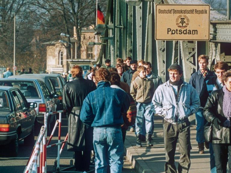Menschen auf der Glienicker Brücke am Grenzübergang Potsdam - West-Berlin, aufgenommen am 19.11.1989.