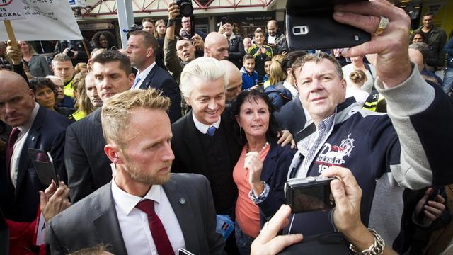 Während einer Wahlkampfveranstaltung in Almere, Niederlande, posiert Geert Wilders mit Anhängern für ein Selfie. 03.10.2015.