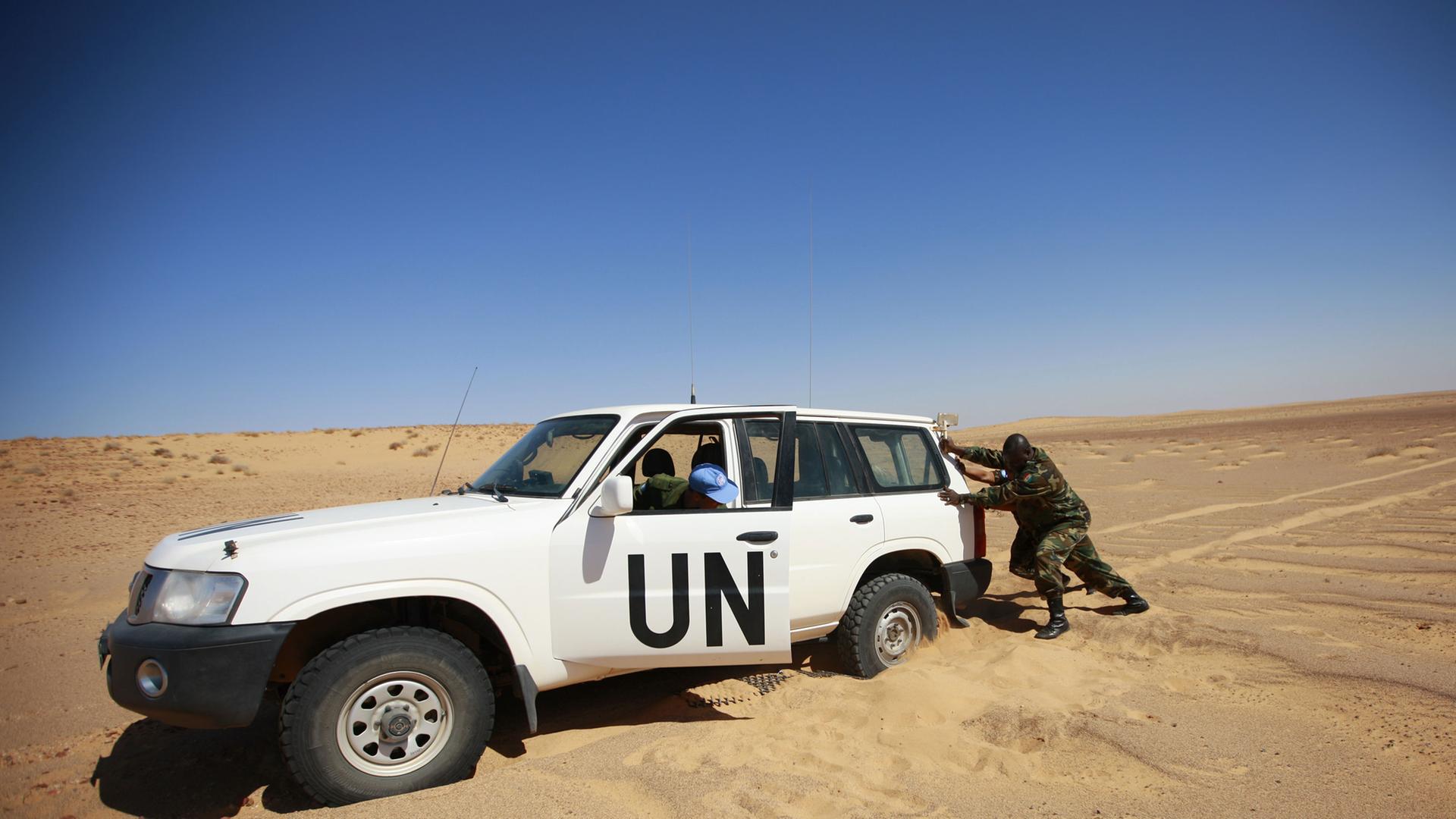 Ein Fahrzeug der Military Liaison Office of the UN Mission for the Referendum in Western Sahara (MINURSO) in der Sahara Ein Fahrzeug der Military Liaison Office of the UN Mission for the Referendum in Western Sahara (MINURSO) in der Sahara