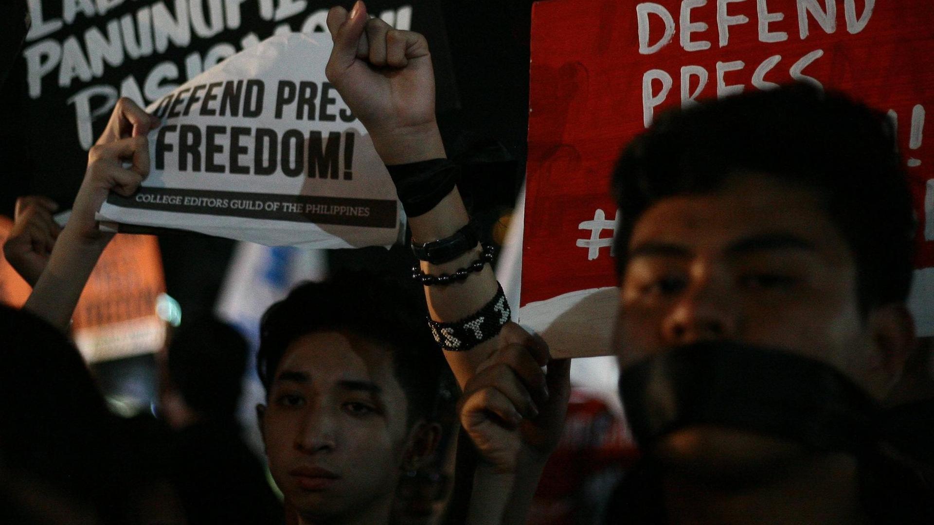 Nach dem Lizenzentzug für die Website Rappler gingen die Menschen in Manila auf die Straße. Nach dem Lizenzentzug für die Website Rappler gingen die Menschen in Manila auf die Straße.