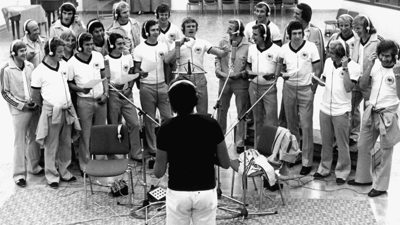 In der 1. Reihe v.l. Herbert Wimmer Jupp Heynckes, Jupp Kapellmann, Franz Beckenbauer, Sepp Maier, Georg Schwarzenbeck, Rainer Flohe, Rainer Cullmann, Erwin Kremers, Paul Breitner. In der 2. Reihe v.l. Koppel, Helmut Schön, Wolfgang Kleff (vorn), Bernd Franke (dahinter), Gerd Müller, Ulli Hoeness, Wunder, Horst Höttges, Wolfgang Overath, Berti Vogts und Jürgen Grabowski. In der 1. Reihe v.l. Herbert Wimmer Jupp Heynckes, Jupp Kapellmann, Franz Beckenbauer, Sepp Maier, Georg Schwarzenbeck, Rainer Flohe, Rainer Cullmann, Erwin Kremers, Paul Breitner. In der 2. Reihe v.l. Koppel, Helmut Schön, Wolfgang Kleff (vorn), Bernd Franke (dahinter), Gerd Müller, Ulli Hoeness, Wunder, Horst Höttges, Wolfgang Overath, Berti Vogts und Jürgen Grabowski.