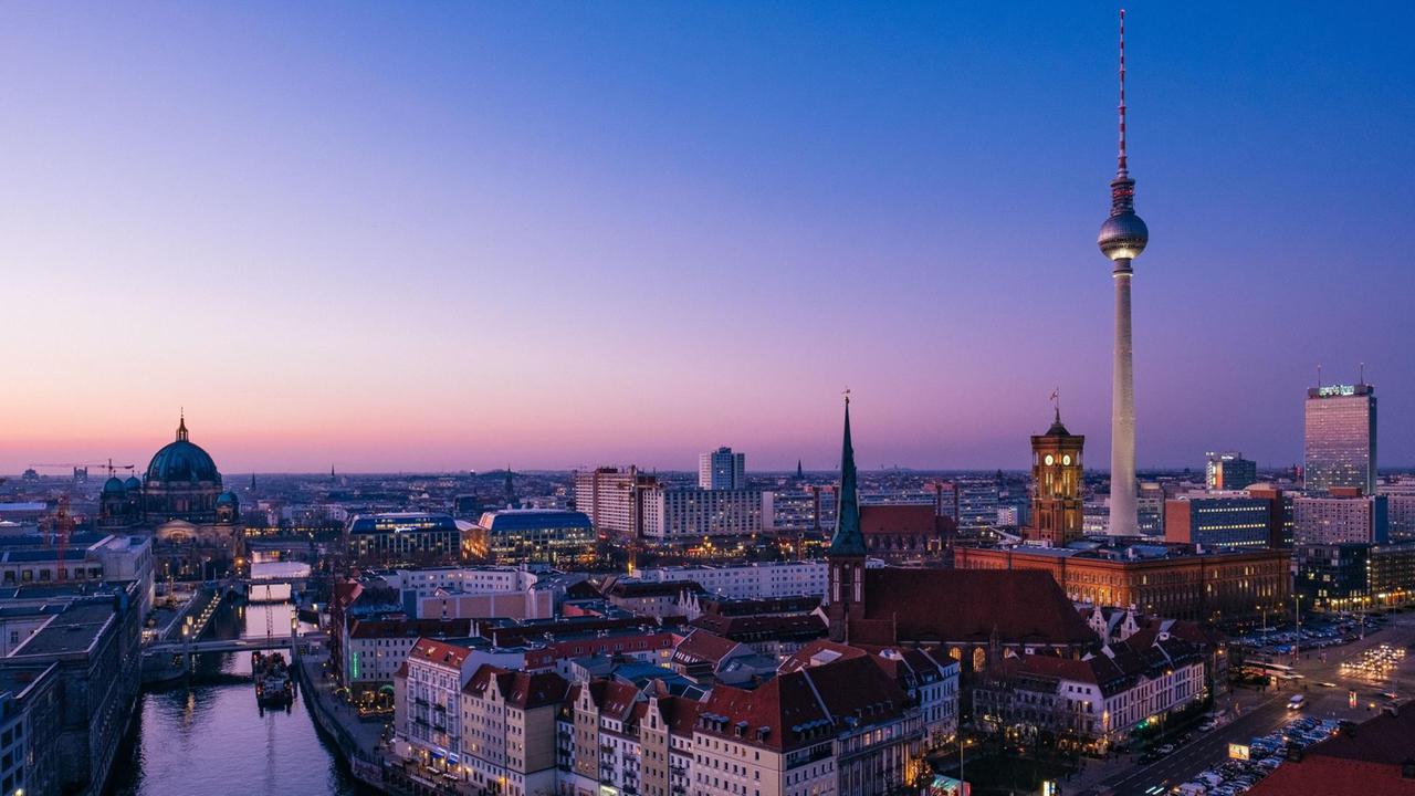 Zu sehen sind die Spree, das Nikolaiviertel mit Nikolaikirche, der Alexanderplatz mit Fernsehturm, Rotes Rathaus und das Park Inn Hotel in der Abenddämmerung. Zu sehen sind die Spree, das Nikolaiviertel mit Nikolaikirche, der Alexanderplatz mit Fernsehturm, Rotes Rathaus und das Park Inn Hotel in der Abenddämmerung.
