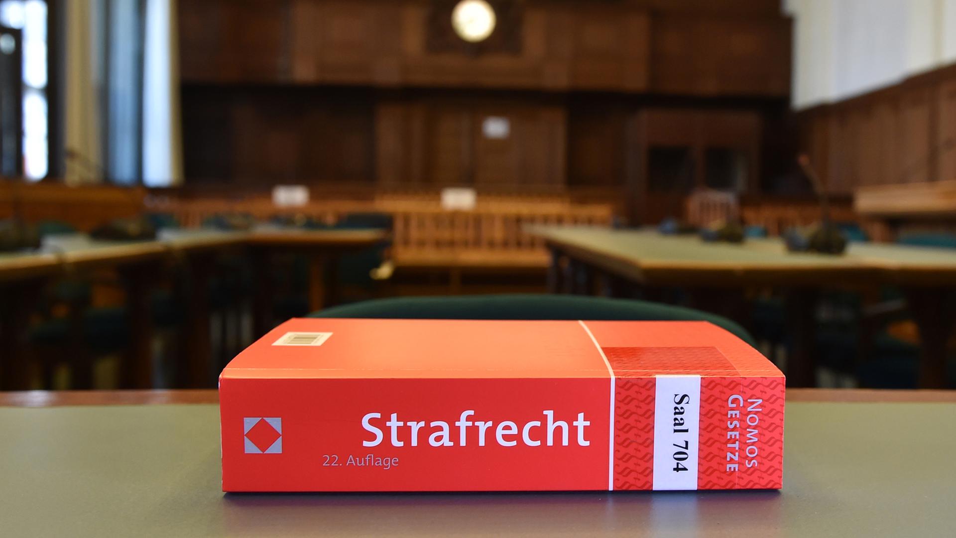 Die Kommentare zu deutscher Strafprozessordnung (StPO) und deutschem Strafgesetzbuch (StGB) liegen auf einem Tisch.