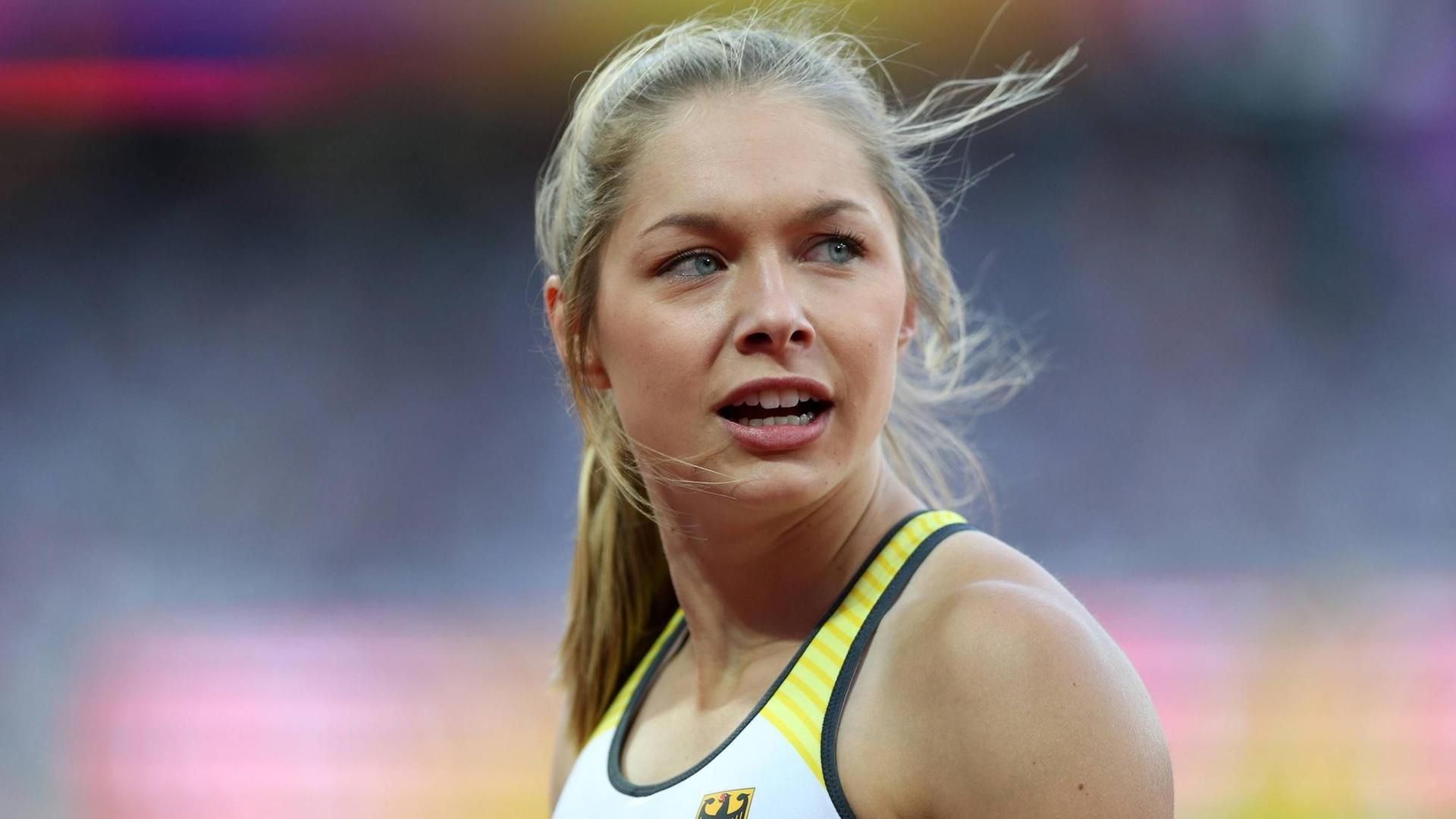 Die deutsche Sprinterin Gina Lückenkemper blickt zur Resultate-Wand beim Halbfinale über 100 Meter bei der Leichtathletik-EM in London. Die deutsche Sprinterin Gina Lückenkemper blickt zur Resultate-Wand beim Halbfinale über 100 Meter bei der Leichtathletik-EM in London.