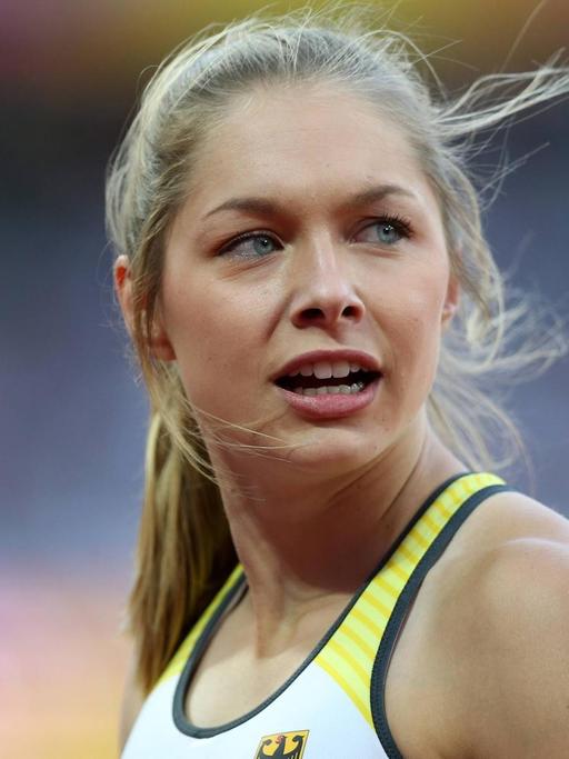 Die deutsche Sprinterin Gina Lückenkemper blickt zur Resultate-Wand beim Halbfinale über 100 Meter bei der Leichtathletik-EM in London.