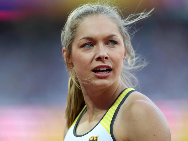 Die deutsche Sprinterin Gina Lückenkemper blickt zur Resultate-Wand beim Halbfinale über 100 Meter bei der Leichtathletik-EM in London.