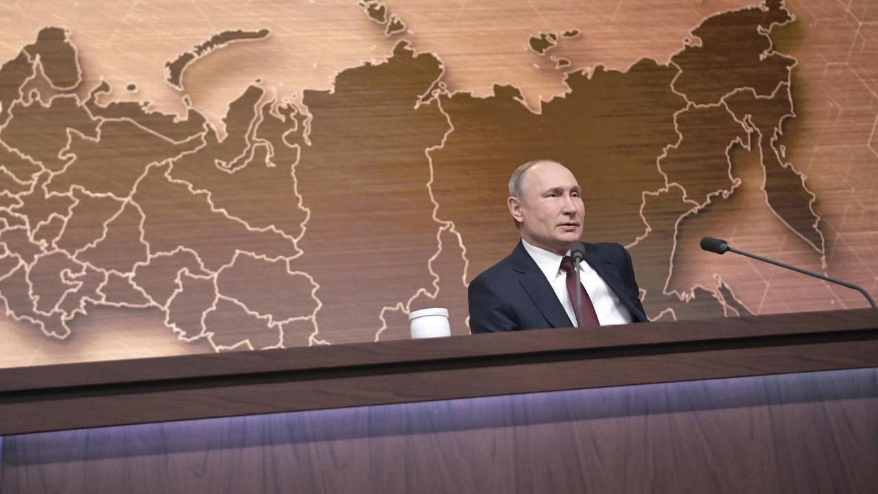 Das Foto zeigt Russlands Präsidenten Wladimir Putin auf seiner Jahrespressekonferenz. Das Foto zeigt Russlands Präsidenten Wladimir Putin auf seiner Jahrespressekonferenz.