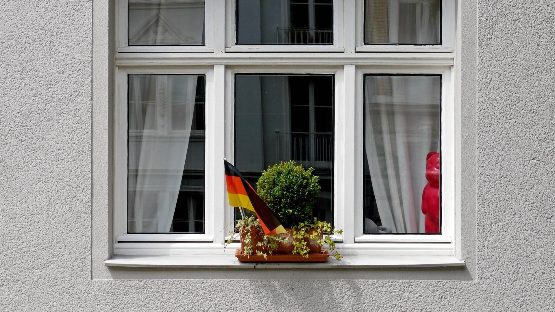 Deutschlandfahne an einem Wohnungsfenster Deutschlandfahne an einem Wohnungsfenster
