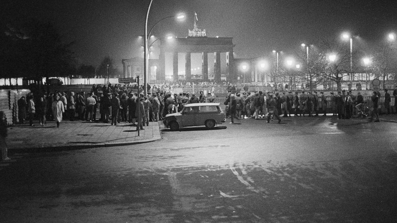 Fall der Berliner Mauer: In der Nacht des 9. November 1989 hat sich auf der Ostseite des Brandenburger Tores eine Menschenmenge versammelt, Berlin, Deutschland, Europa 