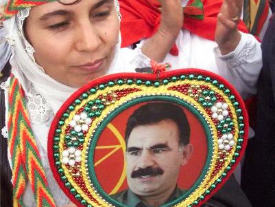Eine Kurdin in traditioneller Kleidung demonstriert für die Freilassung von Öcalan