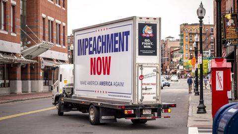 Gegner von Donald Trump werben im Herbst 2019 mit einem Lastwagen in Boston für die Einleitung eines Amtsenthebungsverfahrens gegen den US-Präsidenten. Die großflächige Forderung "Impeachment now" haben sie auf einen Lastwagen montiert, mit dem sie durch die Straßen rollen.