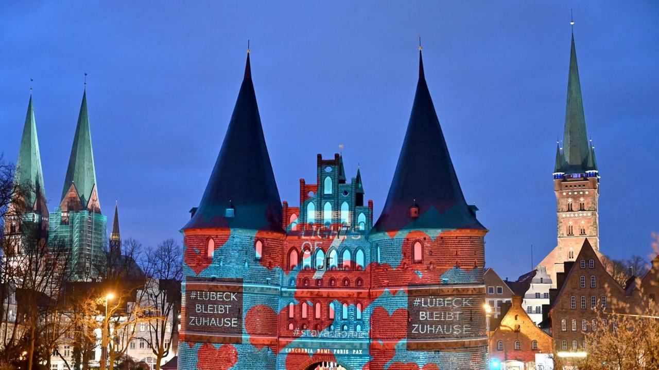 Am 02.04.2020 wurden in Lübeck Bilder rund um das Thema Coronavirus auf das Holstentor projiziert. Unter dem Motto "7 Lights of Hope" waren die Motive nur kurz am Wahrzeichen zu sehen. Am 02.04.2020 wurden in Lübeck Bilder rund um das Thema Coronavirus auf das Holstentor projiziert. Unter dem Motto "7 Lights of Hope" waren die Motive nur kurz am Wahrzeichen zu sehen.